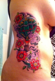 女性腰部彩色热气球花卉纹身图案