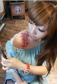 美女肩部的凤凰图腾纹身图案
