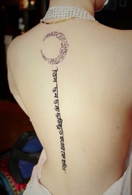 女生后背性感腰椎藏文纹身图片