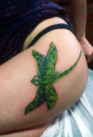 女性臀部上绿色的大蜻蜓纹身图案