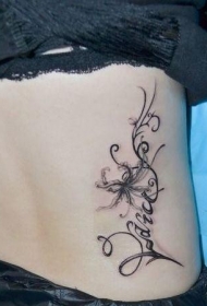 美女腰部精美的彼岸花与字母藤蔓纹身图片