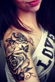 手臂个性黑白玫瑰纹身图案