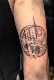 手臂上的黑灰色月球景观纹身