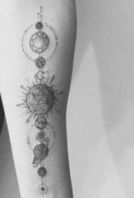 手臂上黑色太阳系纹身星球纹身水墨花臂图片
