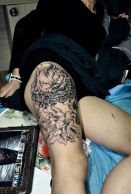 女生腿部唐狮牡丹花纹身图案