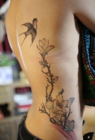 女生腰部彩色燕子花卉纹身图片