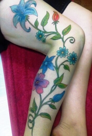 布满整条腿部的长型花朵藤蔓纹身图案