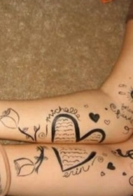 手臂情侣心形和英文涂鸦花朵纹身图案
