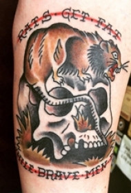 手臂上骷髅头纹身和老鼠纹身花体英文字纹身图案