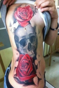 时尚达人的腰部玫瑰骷髅纹身图案