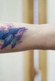 手臂遨游的鲸鱼水彩纹身图片