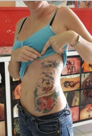美女腰部个性巨大的蜥蜴花朵纹身图案
