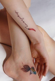 女生脚背金鱼和手臂辣椒个性纹身图案
