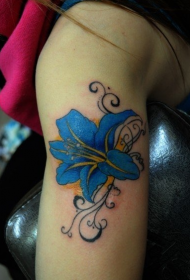 女人手臂蓝色的百合花纹身图案