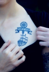女生胸前的蓝色帆船纹身图案