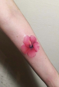 一朵鲜艳的花朵手臂纹身图案
