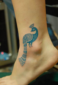 脚踝上可爱的蓝色孔雀纹身图案