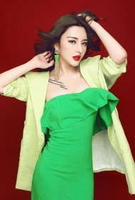 气质美女模特冯雨芝性感胸部字母纹身图案
