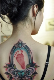 美女背部小脚印花朵个性纹身图案