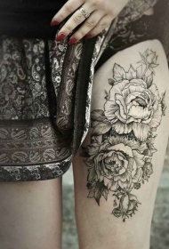 大腿富丽堂皇的牡丹花创意纹身图案