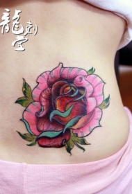 腰部美丽鲜艳的玫瑰纹身图案