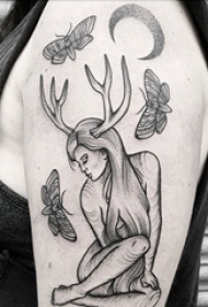 美女手臂上黑色女孩麋鹿角纹身素描技巧点刺纹身图片