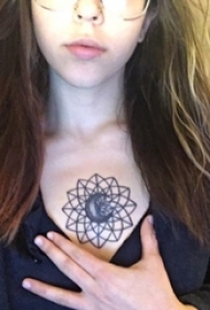 女子正胸口上的几何线条图形弯月亮纹身