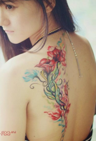 美女背部漂亮的花卉纹身图案