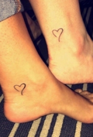 男女脚纹身情侣黑色简单个性线条纹身爱心纹身图片