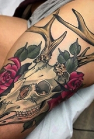 大腿上性感的彩色纹身小花朵和头骨鹿头纹身图片