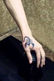 手背个性时尚的蝎子纹身图案