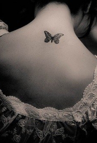 美女后背蝴蝶纹身图案