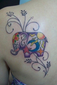 女性背部彩色大象藤蔓纹身图案