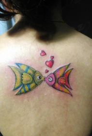 女性背部可爱的亲嘴鱼纹身图案