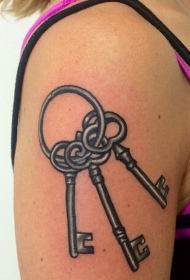 女性手臂一串钥匙纹身图案