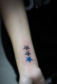 女人手臂小巧精美的五角星刺青图案
