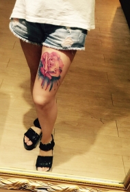 腿部泼墨风花卉纹身图案