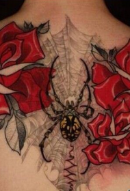 女人背部妖艳玫瑰和蜘蛛纹身图案