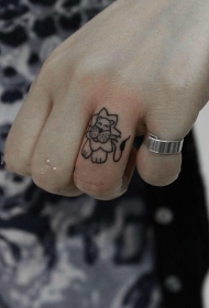 手指上可爱的卡通狮子纹身图案