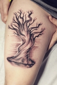 女性右大腿上黑色简易纹身素描树纹身图片
