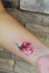 手腕处小小的彩绘花朵纹身图案