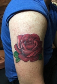 男性右手大臂上漂亮的红玫瑰花纹身图片