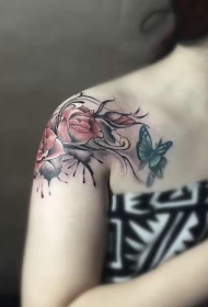 女生肩部彩色花朵与蝴蝶纹身图案