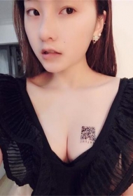 性感美女胸部二维码纹身图案