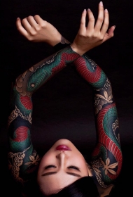 美女双手花臂灵蛇彩绘纹身图案
