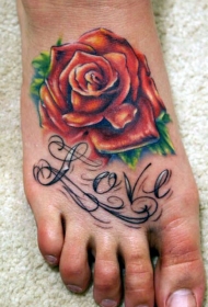 脚背个性的花体英文和玫瑰纹身图案