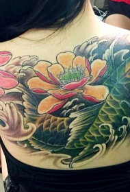 美女后背唯美的莲花鲤鱼纹身图案