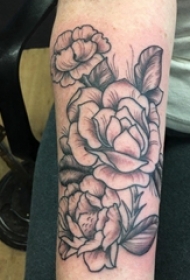 手臂上纹身黑白灰风格点刺纹身植物纹身素材文艺花朵纹身图片