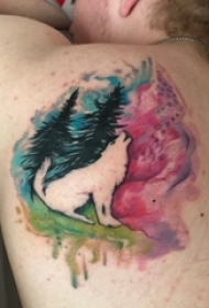 男性蝴蝶骨纹身动物黑色狼和树纹身水彩图案