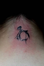 颈部象征爱情的钻戒纹身图案